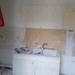 Préparation de murs dégradés avant enduit et peinture, rénovation à Montpellier