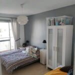 Chambre rénovée à Montpellier : murs gris, plafond blanc et parquet